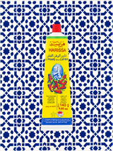 Tableau cuisine Harissa sur motif zellige bleu, art culinaire méditerranéen pop art