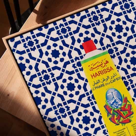 Tableau cuisine Harissa zellige bleu pop art méditerranéen avec cadre chêne doré
