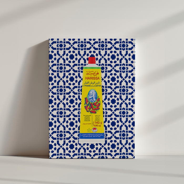 Tableau cuisine Harissa sur zellige bleu pop art posé au sol ambiance minimaliste épurée