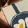 Tableau cuisine œufs au plat poêle bleu marine style illustration pour décoration salon moderne