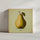 Tableau cuisine, Tableau poire jaune dessiné main. Des belles formes arrondies et des couleurs vibrantes apportent vitalité et générosité. La poire est surmontée d'une belle feuille verte attachée à sa tige, signe d'élégance et rappel son lien avec le poirier. Le fond du tableau est de couleur vert pomme. Le tableau est signé "Belle poire" de façon manuscrite