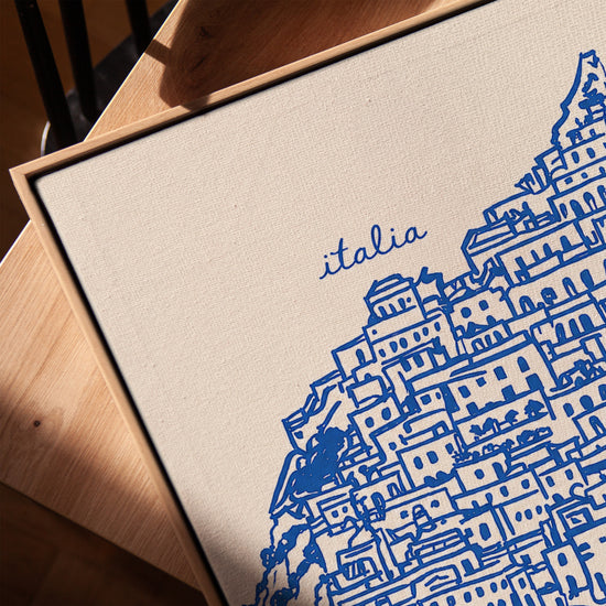 Tableau cuisine village italien Positano bleu beige style illustration présenté avec cadre chêne doré