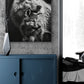 déco mural avec une loup et son petit accroché au dessus d'un meuble bleu dans un couloir devant une chambre