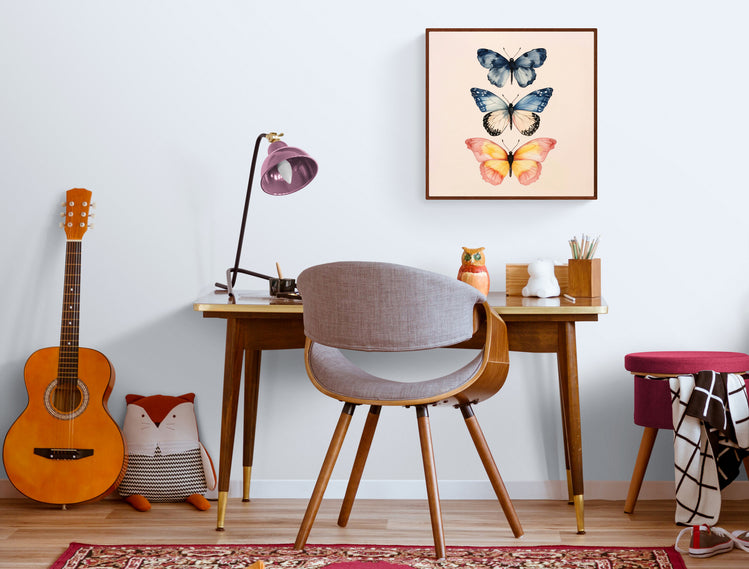 Des papillons aux ailes déployées apportent une touche artistique à un coin bureau vintage pour enfant