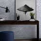 Bureau moderne avec tableau d'encre de chine et motif floral bleu
