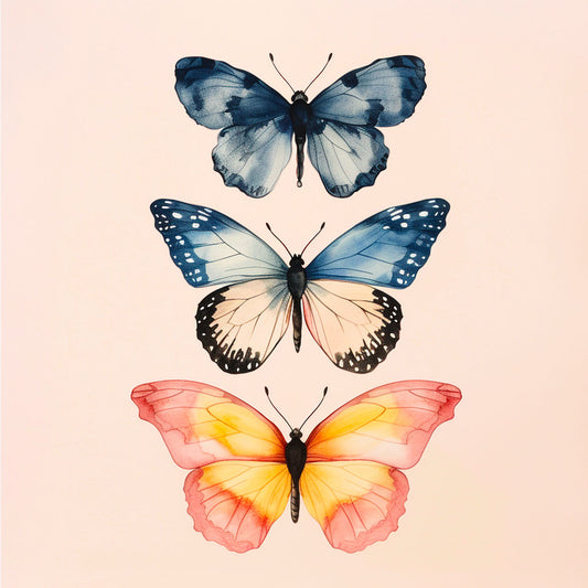 Une œuvre d'art représentant trois papillons superposés, allant du bleu foncé au jaune rosé