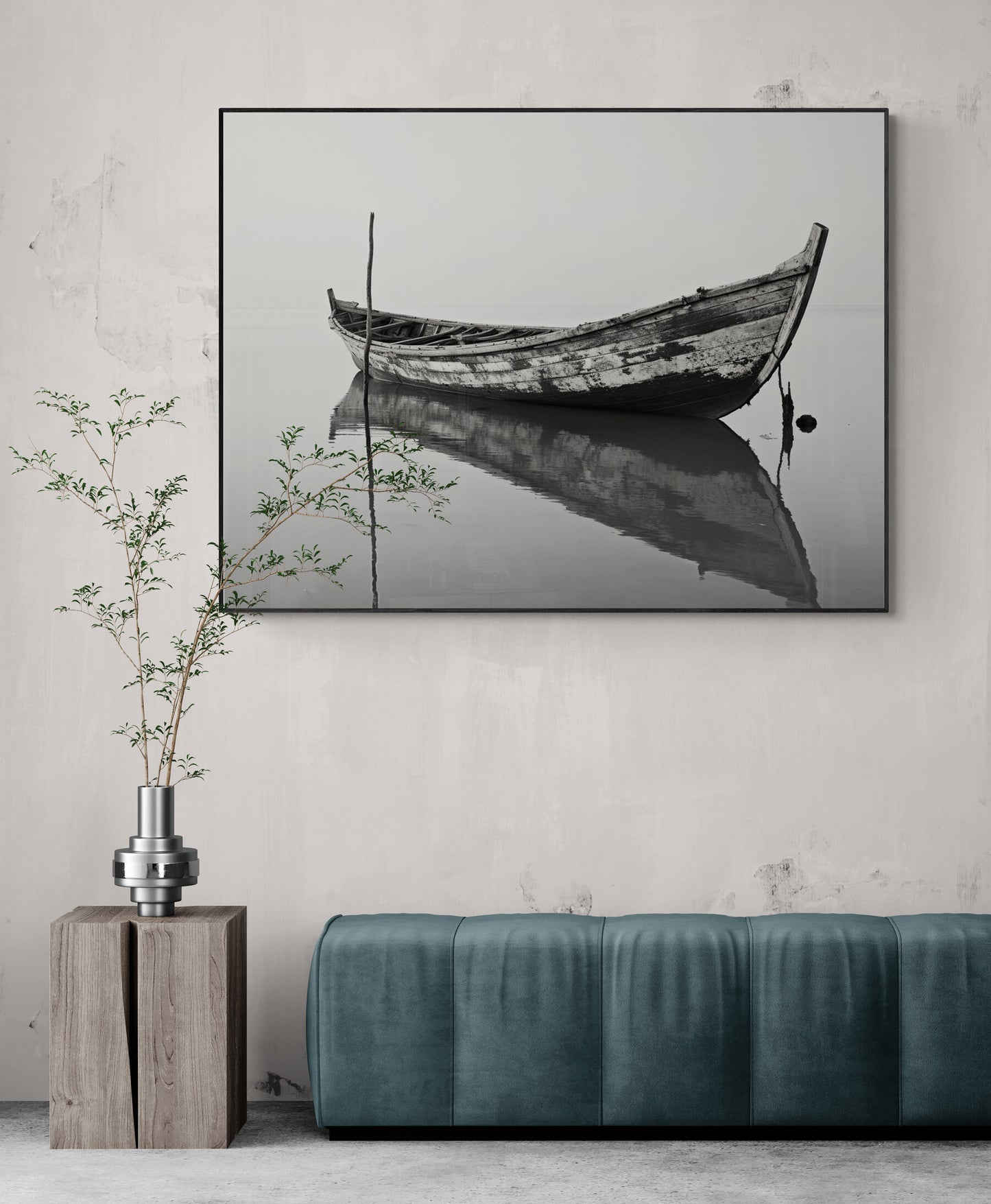 Barque en noir et blanc au-dessus d'un canapé en velours.