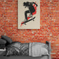chambre d'ado avec mur en briques et tableau de skateur Nike dynamique.