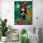  Le tableau de la femme africaine anime un coin douillet avec canapé gris et plantes.