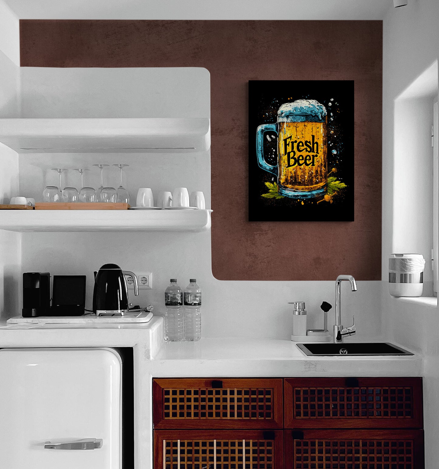 Tableau de chope de bière mousseuse sur le mur d'une cuisine en bois.