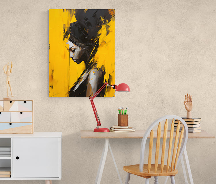 Un tableau aux nuances jaunes vives capte le regard dans un espace de travail minimaliste.