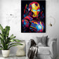 Le design vibrant d'Iron Man contraste magnifiquement avec un salon contemporain aux tons neutres.