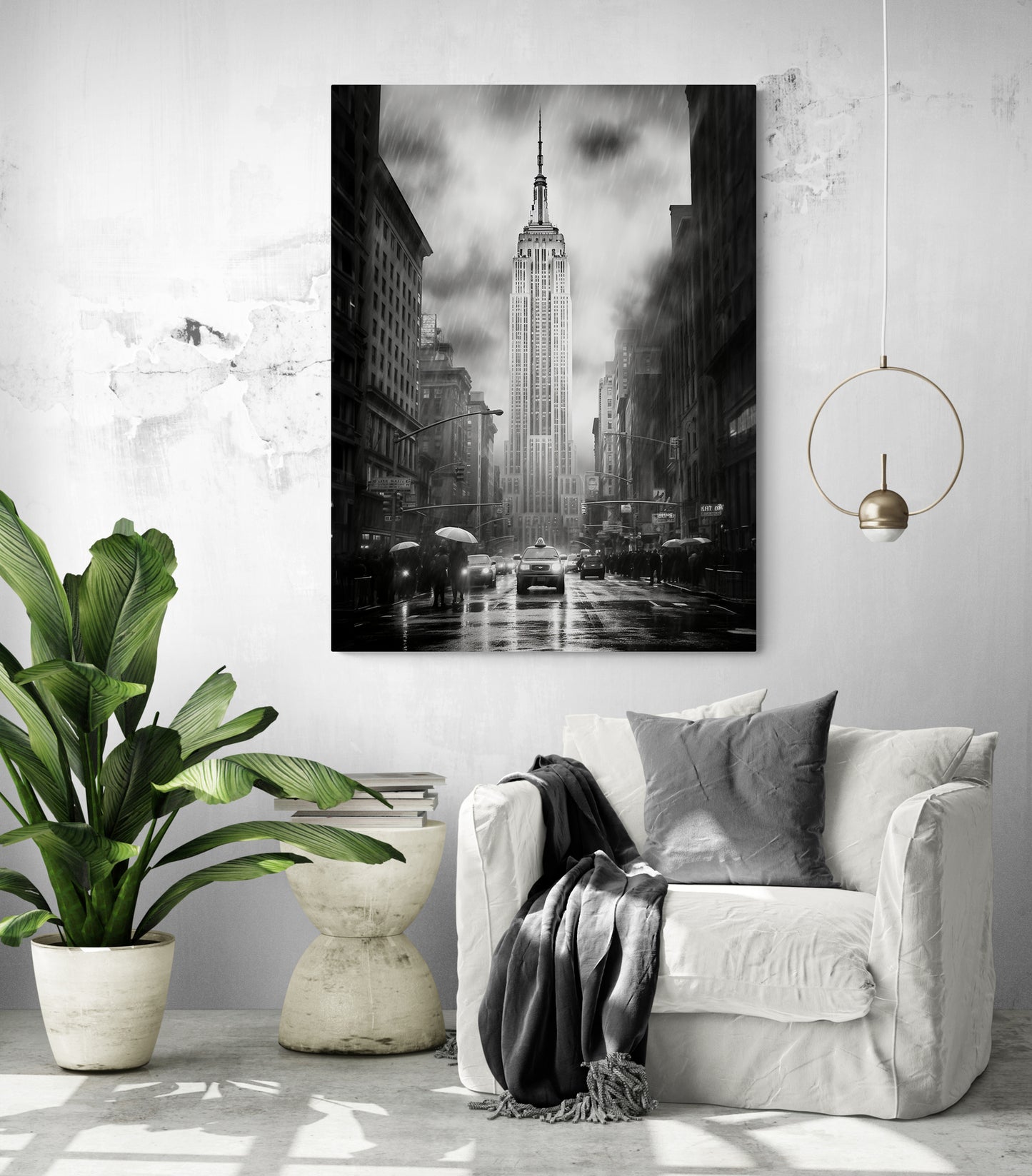 Décor mural new-yorkais en noir et blanc, enrichissant un salon cosy avec un coin lecture et un fauteuil blanc