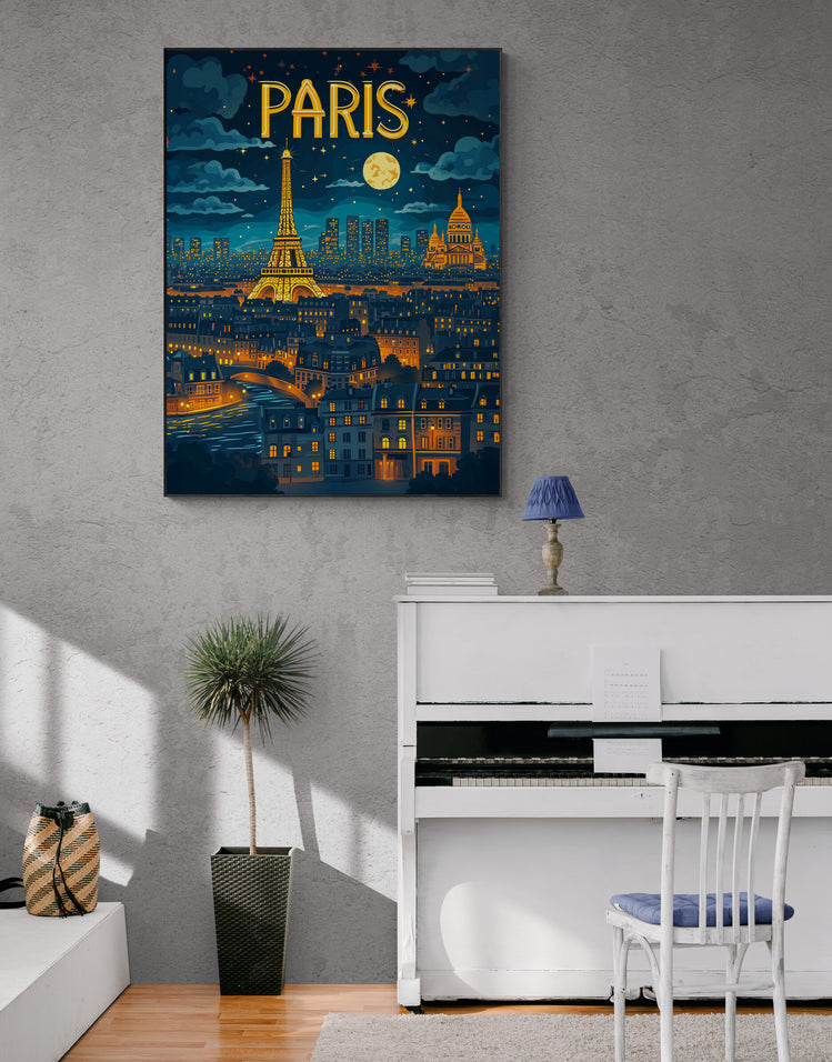 L'illustration de Paris par nuit, complétée par un ciel étoilé, est parfaitement mise en valeur sur un mur gris clair à côté d'un piano blanc, évoquant une mélodie visuelle