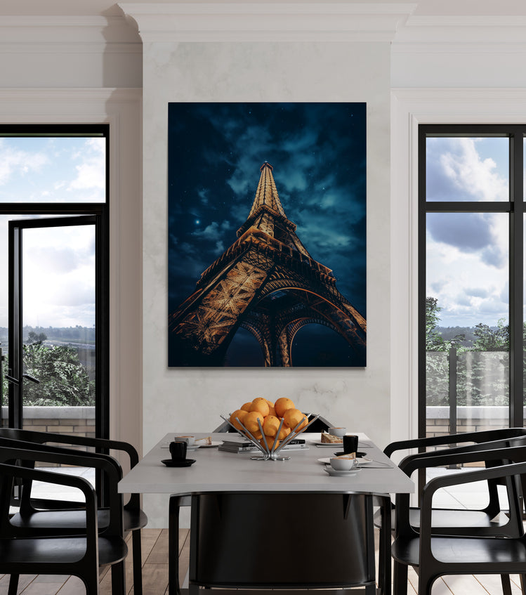 L'élégance de la Tour Eiffel sur fond de ciel nocturne ajoute une note culturelle à cette salle à manger contemporaine.