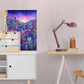 Toile colorée égayant un bureau minimaliste avec éclairage vintage.
