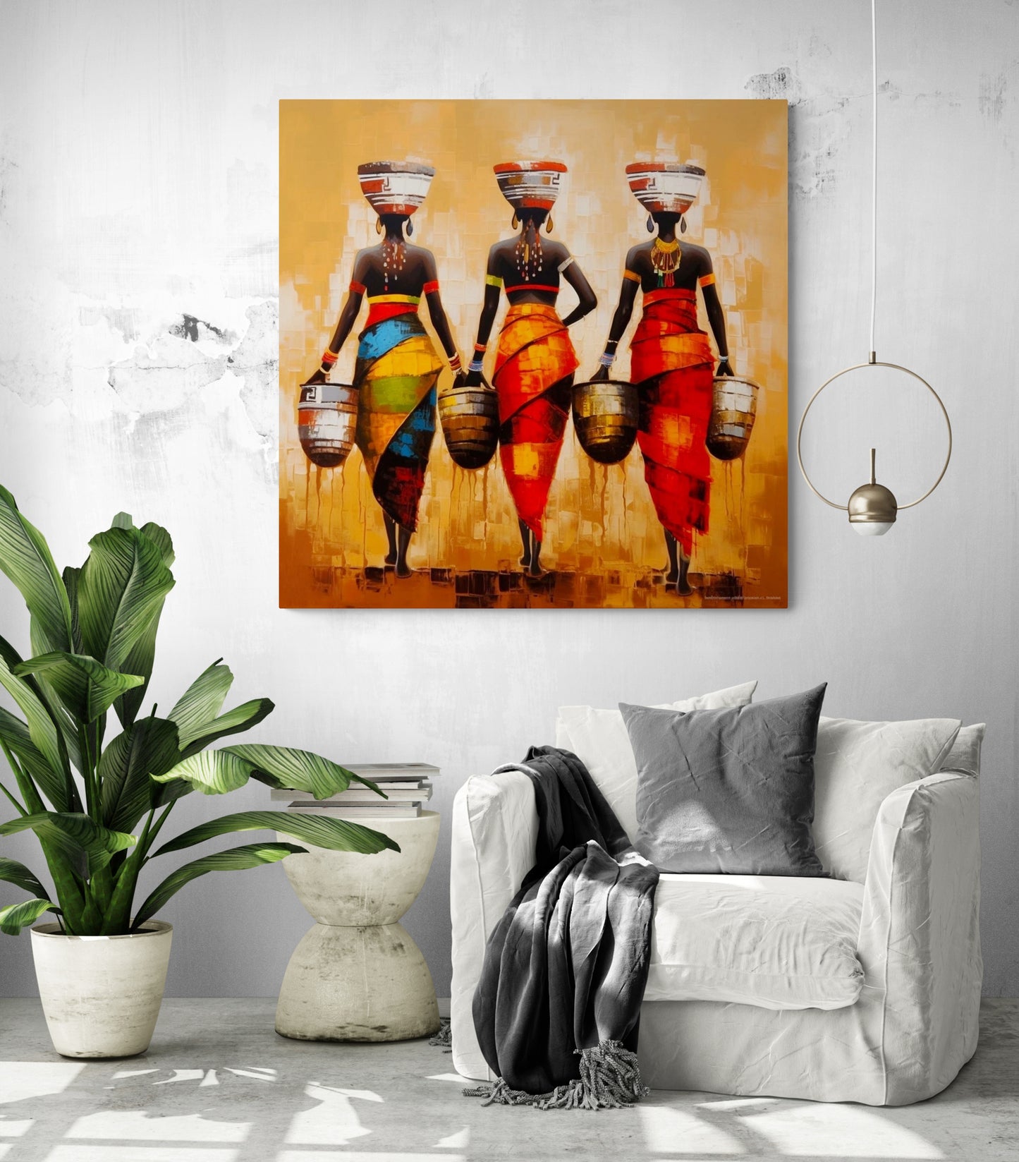 Le tableau "Trois Femmes Africaines" trône fièrement dans un salon chaleureux, ajoutant une touche exotique à côté d'un fauteuil blanc confortable.