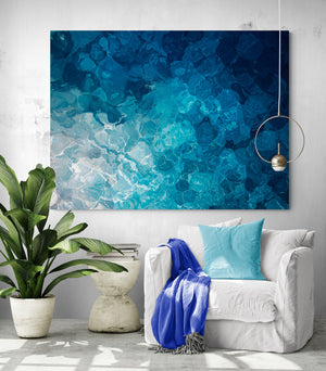 Une toile de la mer orne un salon épuré et moderne.