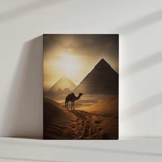 Vue détaillée du tableau du désert, révélant la beauté d'un coucher de soleil, d'un chameau solitaire et des pyramides lointaines.