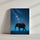 toile photographie éléphant qui se déplace de profil, paysage nocturne bleu nuit, étoilées.