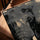 Leinwandbild Elefant Schwarz Beige im Street‑Art‑Stil mit Rahmen aus Eiche natur auf modernem Wohnzimmertisch