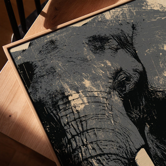 Leinwandbild Elefant Schwarz Beige im Street‑Art‑Stil mit Rahmen aus Eiche natur auf modernem Wohnzimmertisch