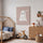 Tableau enfant fantôme blanc mignon BOO beige, décoration murale chambre douce en situation