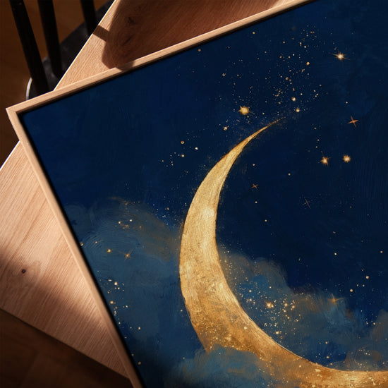 Tableau enfant lune dorée et étoiles bleu nuit dans salon cadre chêne doré ambiance féerique