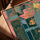 Tableau ethnique scène asiatique urbaine motifs dorés bleu rose sur table cadre chêne doré