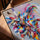 Tableau ethnique danseur amérindien plumes multicolores explosion couleurs vives décoration salon moderne