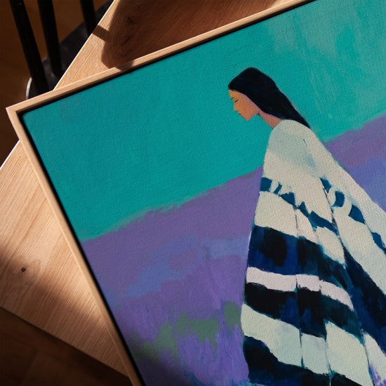 Leinwandbild Lavendelfeld mit Ethno-Frau im blau-weißen Poncho – Deko fürs moderne Wohnzimmer