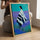 Ethno-Leinwandbild mit blau-weißem Poncho in modernem Wohnzimmer, Holzrahmen