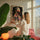 Tableau ethnique portrait femme parures tribales tons dorés rose bleu décoration salon coloré