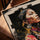 Tableau ethnique portrait femme parures tribales collage or rose bleu décoration salon contemporain