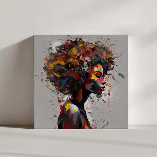 Description du Tableau Femme Africaine Coloré : une femme africaine à la coupe afro multicolore sur un fond gris, une œuvre d'art expressive et complexe