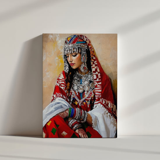 Une peinture réaliste représentant une femme berbère en tenue traditionnelle rouge richement ornée de bijoux argentés et d'un voile éclatant. Le fond beige met en valeur les détails complexes de la tenue et des accessoires, offrant une pièce centrale idéale pour un salon moderne ou bohème.