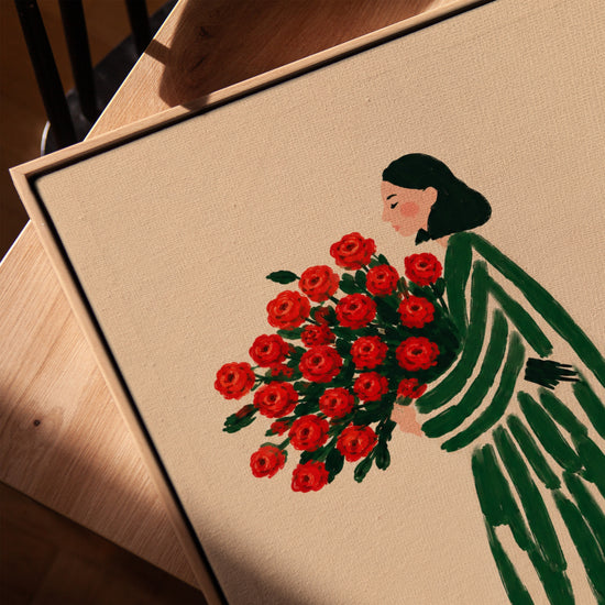 Cuadro en lienzo para salón, mujer con rosas rojas y vestido a rayas verdes, marco de roble dorado