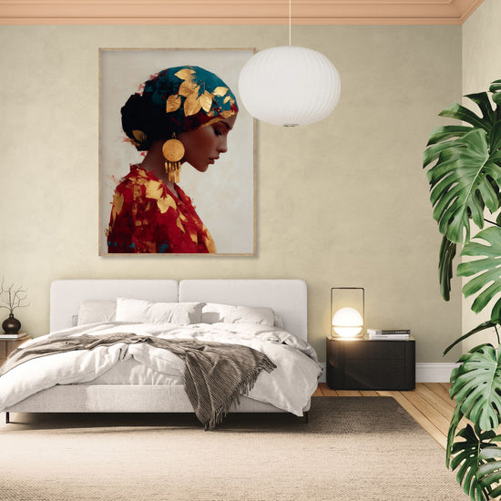 Tableau décoratif mural vibrant représentant une femme à l'habit doré et rouge en profil, ambiance élégante de chambre moderne