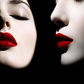 Gros plan du visage blanc pâle d'une femme aux lèvres rouges humides émergeant de l'ombre noire, partiellement obscurcie, pleine lune, photographie surréaliste