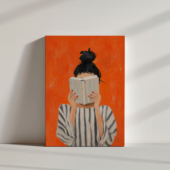 Tableau moderne femme lisant fond orange vif posé au sol ambiance minimaliste épurée décoration entrée