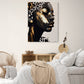 Tableau Art femme noir et or offrant une ambiance moderne au milieu d'une chambre naturelle
