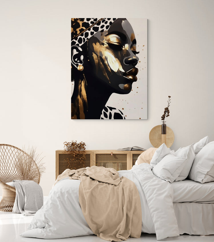 Tableau Art femme noir et or offrant une ambiance moderne au milieu d'une chambre naturelle
