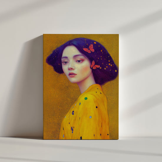 Tableau salon, Au milieu de l'éclat du jaune, une jeune femme au regard doux se tient fièrement. Son visage empreint de pureté, reflète la fraîcheur de son âme. Elle porte une veste aux motifs chatoyants, semblable aux ailes colorées des papillons qui ornent ses cheveux bruns. Son regard se pose, plein de sagesse, sur un monde qui ne saurait l'atteindre. Inspirée par l'art de Gustave Klimt, elle incarne la grâce et la noblesse