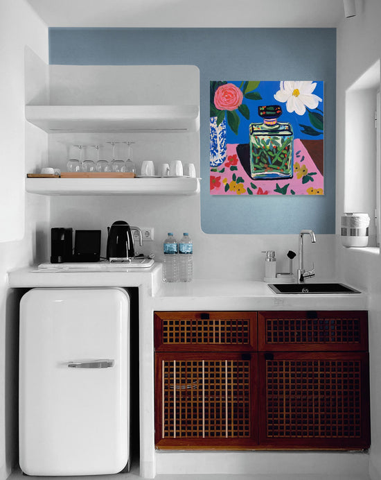 Tableau coloré avec flacon et fleurs sur fond bleu, ambiance moderne de cuisine