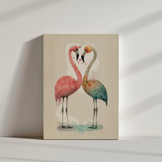 Plan rapproché de l’illustration des flamants, mettant en valeur leur regard amoureux et les petits cœurs qui les entourent. Le fond est clair et texturé, type toile beige.