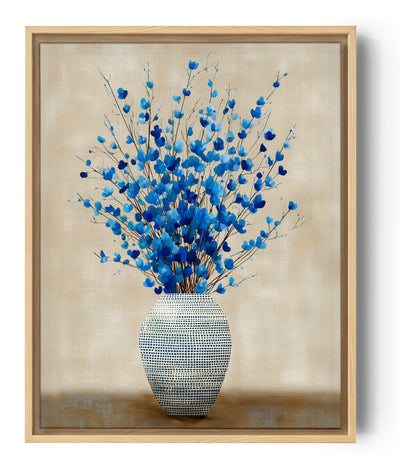 Wandbild blaue Blumen in texturierter beiger Vase, zarte Zweige, dekorative zeitgenössische Wandkunst
