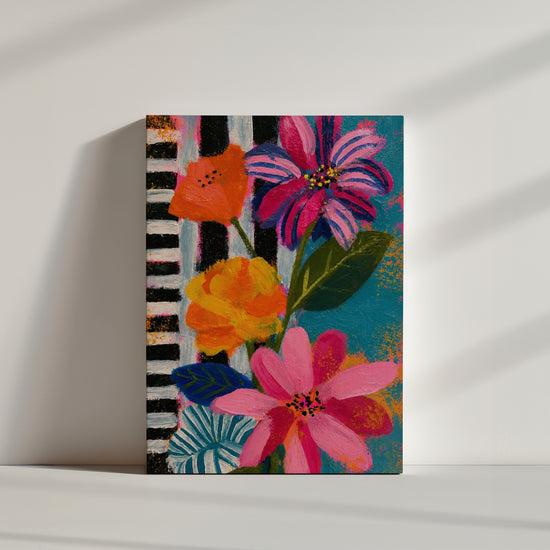 Buntes Blumen-Leinwandbild im minimalistischen Interior, am Boden angelehnt, moderne Wohn-Deko