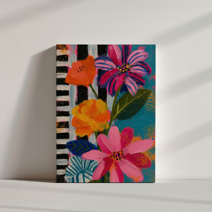 Buntes Blumen-Leinwandbild im minimalistischen Interior, am Boden angelehnt, moderne Wohn-Deko