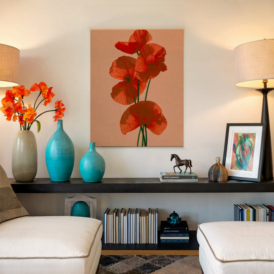 Tableau fleurs coquelicots oranges sur fond beige dans salon minimaliste moderne