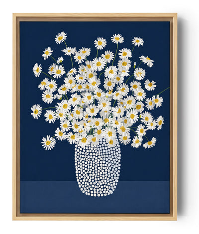 Blumenbild auf Leinwand mit weißen Margeriten und gepunkteter Vase auf marineblauem Grund, zeitgenössisch